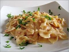 Farfalle con salmone e zucchine